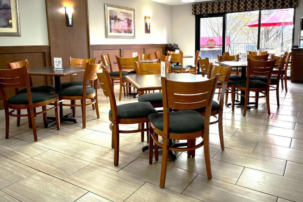 Quality Inn & Suites Досонвілль Екстер'єр фото