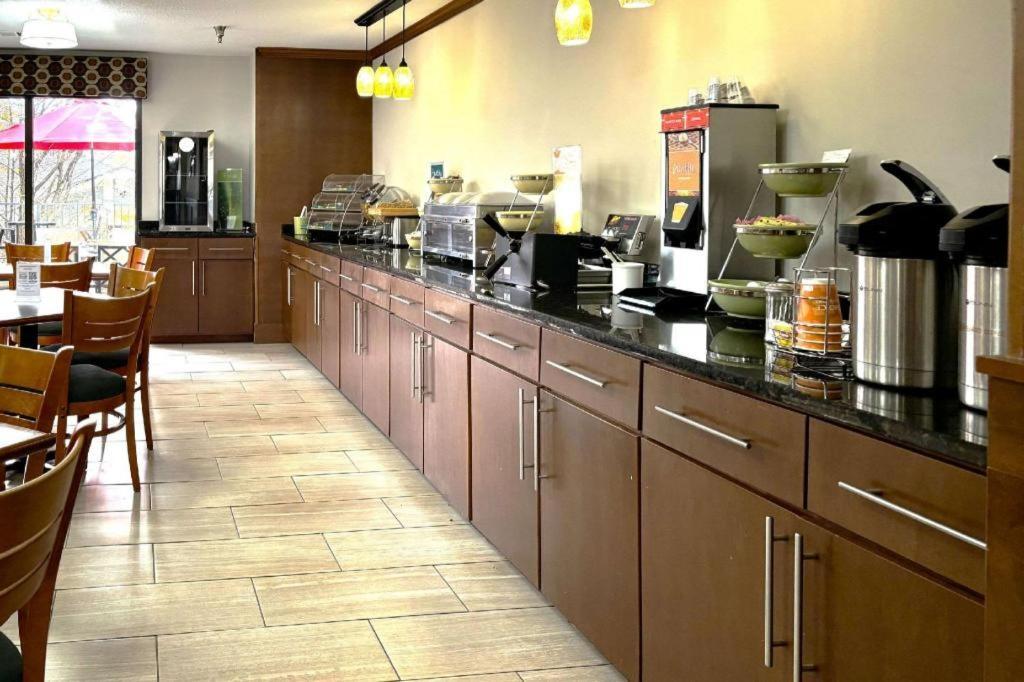 Quality Inn & Suites Досонвілль Екстер'єр фото